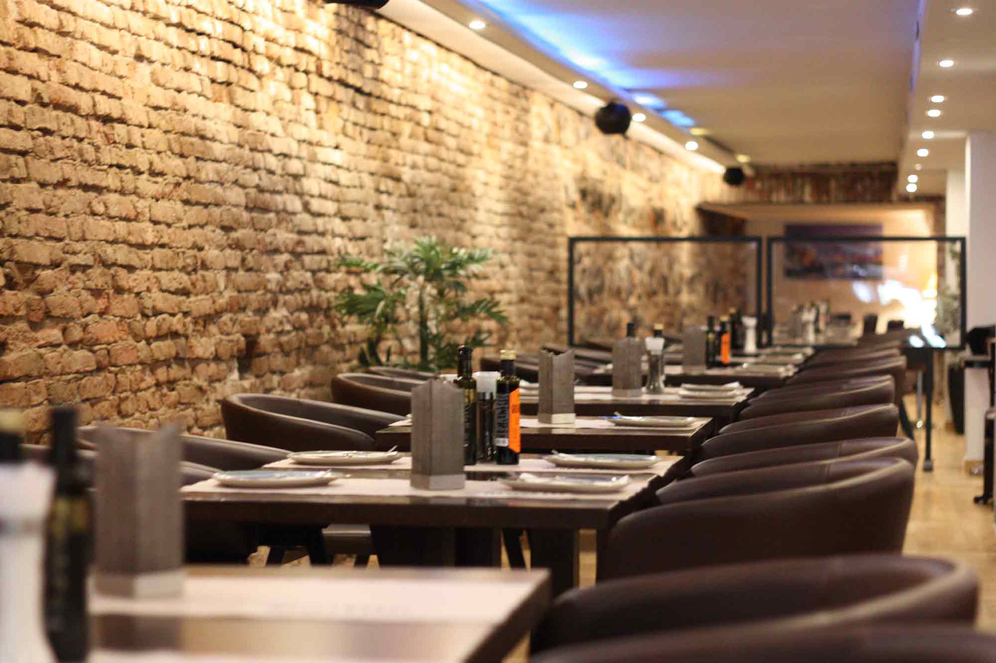Im Innenbereich unseres Restaurants befindet sich noch die unter Denkmalschutz stehende Mauer.